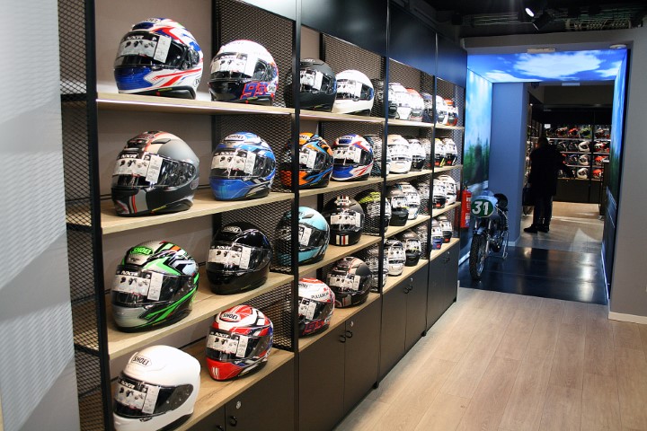 Descubre los mejores sitios de Madrid para comprar un casco de moto barato